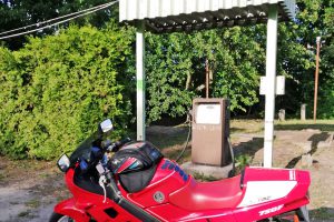 motocykl i opuszczona stacja benzynowa